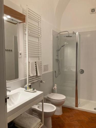 a bathroom with a sink and a toilet and a shower at Gli Archi e le Stelle in Brindisi