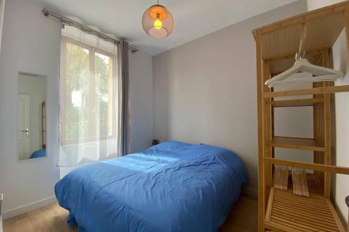 - une chambre avec un lit bleu et une échelle dans l'établissement Grand appartement proche plages & centre ville, à Cannes