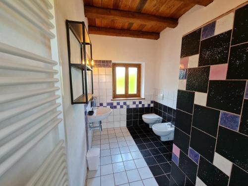 ドリアーニにあるAgriturismo I Galliのバスルーム(トイレ2つ、洗面台、窓付)