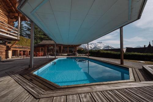 The swimming pool at or close to Les Mazots du Clos