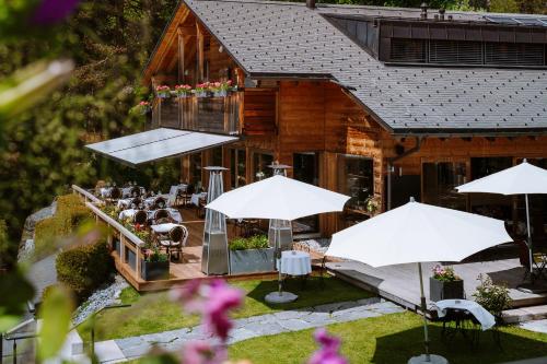 an aerial view of a house with umbrellas at Les Mazots du Clos in Villars-sur-Ollon