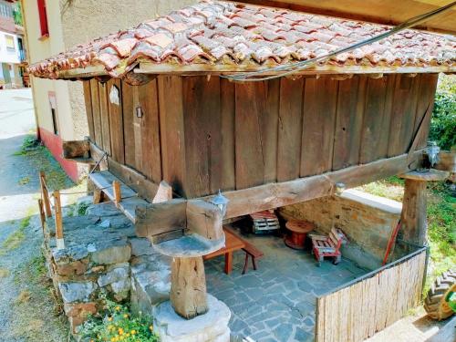 a house with a grill and a table and chairs at Casa con encanto in Aller