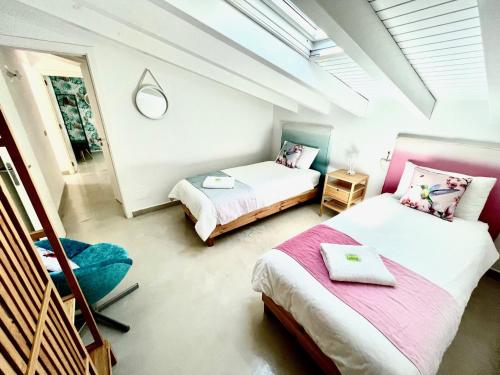 une chambre avec deux lits et un miroir dans l'établissement Beach House Es Trenc, à Ses Covetes