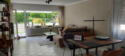 巴特諾因阿爾－阿爾韋勒的住宿－Arwilere，客厅配有沙发和桌子