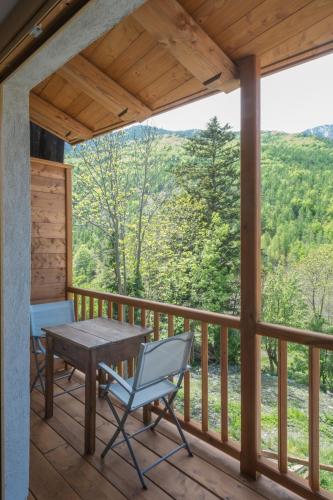 a screened in porch with a table and chairs on it at AlfaBaita in Sampeire