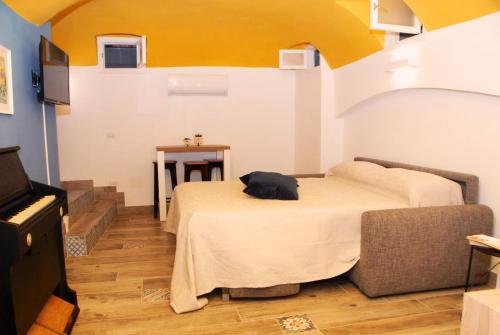 Habitación con 2 camas y TV. en B&B Nonno Carmine, en Pompeya
