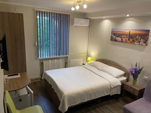 una camera d'albergo con letto e finestra di 7Days a Hadyach