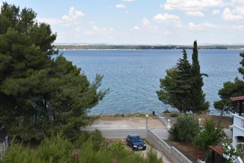 Gallery image of Beachfront - Vali in Tkon