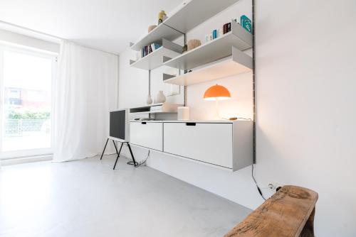 a white room with a desk and a window at Nordlys - Local & Style in Westerland (Sylt)
