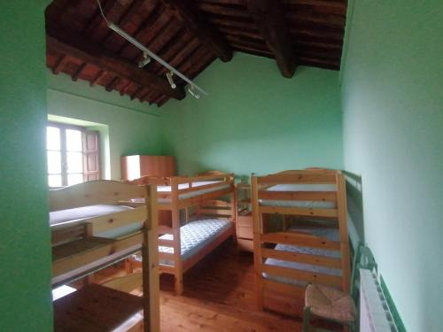 Ein Etagenbett oder Etagenbetten in einem Zimmer der Unterkunft Parco Colle Fobia
