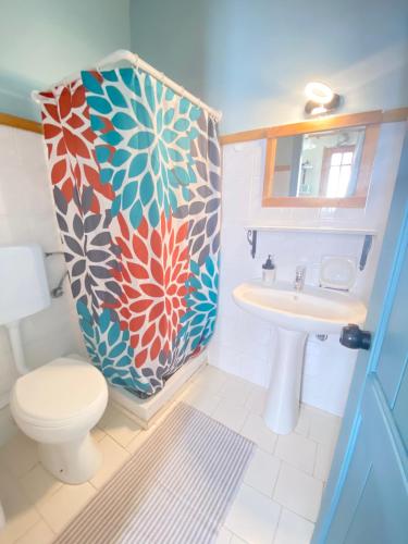 ein Badezimmer mit Toilette und Waschbecken in der Unterkunft Egli in Stalós
