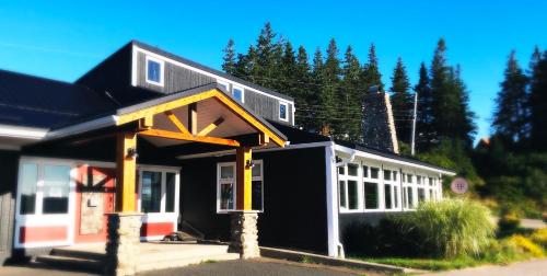a small house with a black roof at The Iona Heights Inn in Iona