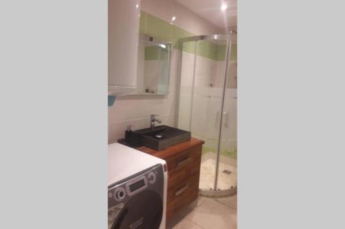 une cuisine avec un évier et une douche dans l'établissement La Croix-Valmer - Appartement agréable et reposant, à La Croix-Valmer