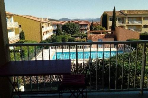 un balcon avec vue sur une piscine dans l'établissement La Croix-Valmer - Appartement agréable et reposant, à La Croix-Valmer