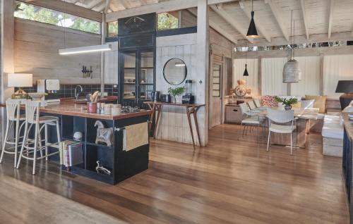 a kitchen and living room with a table and chairs at KiChic in Máncora