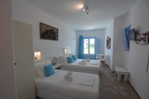 Postel nebo postele na pokoji v ubytování ThalaSEA - village Antiparos