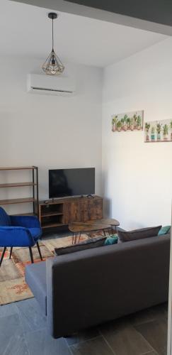 uma sala de estar com um sofá e uma televisão em Apartamentos Leman em Benicarló