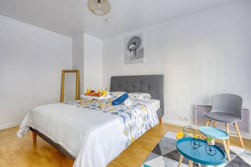 1 dormitorio con 1 cama y 2 sillas en DÉPLACEMENT PRO & TOURISME - NETFLIX - WIFI - Easy CHECK-IN, en Bourg-la-Reine