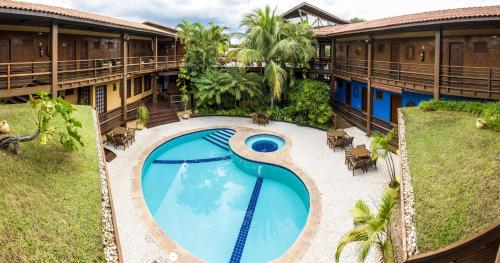 een uitzicht over een resort met een groot zwembad bij Hotel Pirá Miúna in Bonito
