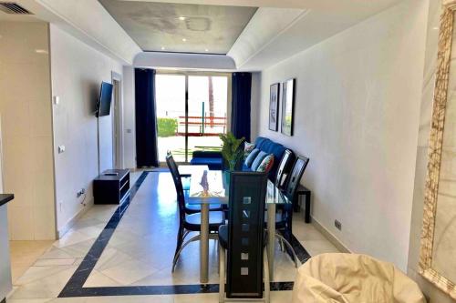 Frontline sea in the center of Puerto Banus.2bedrooms -Garden