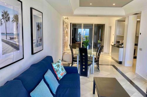 Frontline sea in the center of Puerto Banus.2bedrooms -Garden