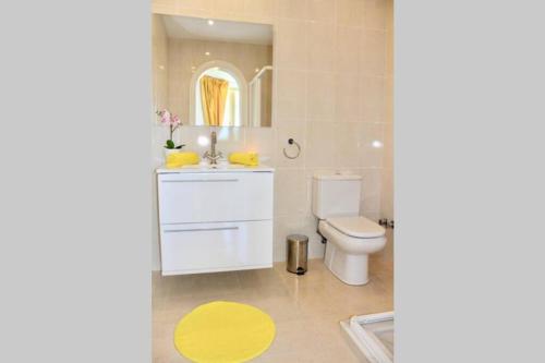 Frontline sea in the center of Puerto Banus.2bedrooms -Garden