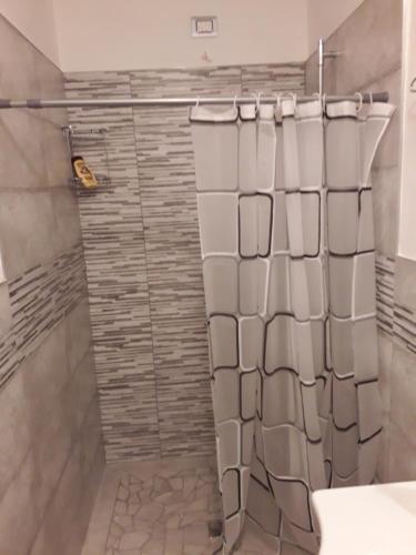 La salle de bains est pourvue d'une douche avec rideau de douche. dans l'établissement B&B Let&Lat, à Marcheno