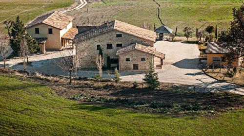 an aerial view of a house in a field at Agriturismo BelleBuono in San Ginesio