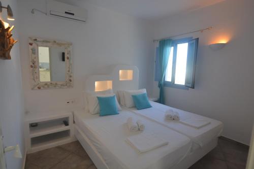 Ένα ή περισσότερα κρεβάτια σε δωμάτιο στο ThalaSEA - village Antiparos