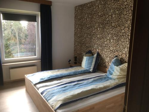 布勞恩拉格的住宿－Waldhexe，一间卧室配有一张床,墙壁上设有窗户