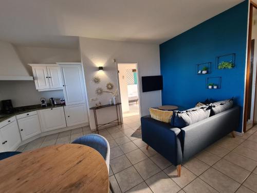 un salon avec un canapé et une cuisine dans l'établissement Les Terrasses de Sari, à Sari-Solenzara