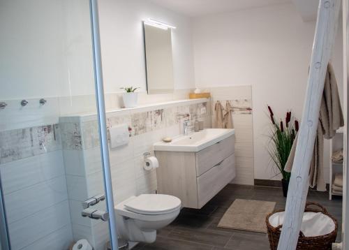 Bilik mandi di Ferienwohnung am Kugelbaum
