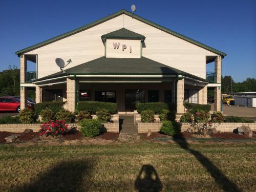 a building with a sign on the front of it at Western Plaza Inn in De Queen
