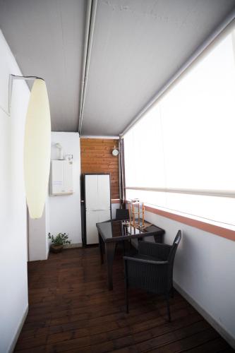 a room with a table and chairs and a window at Come sentirsi a casa in Piacenza