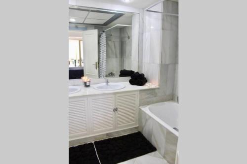 Puerto Banus Luxury Beachfront Apartment D
