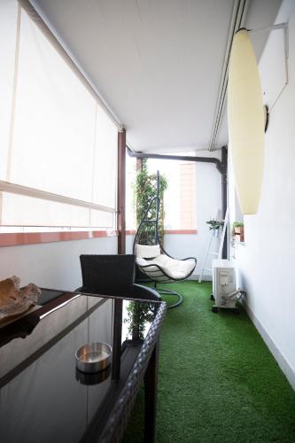 a room with a green floor and a laptop on a table at Come sentirsi a casa in Piacenza