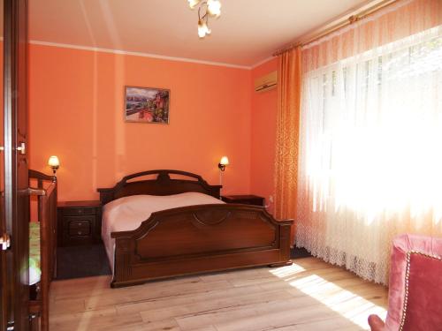 เตียงในห้องที่ Apartments on Kubanskaya