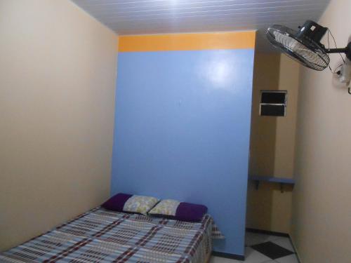 a small bedroom with a bed in a room at Pousada Salmo 23 in Algodoal