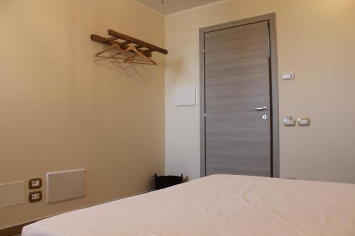 a bedroom with a bed and a door in a room at B&B Villa Verona Bike in Buttapietra