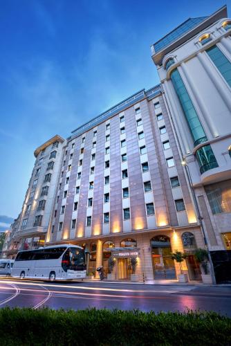 een bus geparkeerd voor een groot gebouw bij Feronya Hotel in Istanbul