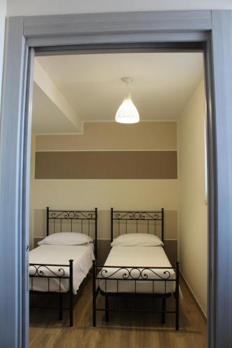 two beds in a room with a mirror at B&B Villa Verona Bike in Buttapietra