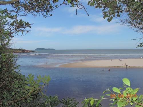 Pantai di atau dekat dengan rumah tamu ini