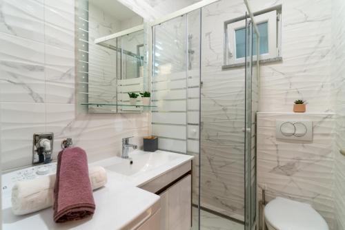 y baño con lavabo y ducha. en Villa A Marina, en Marina