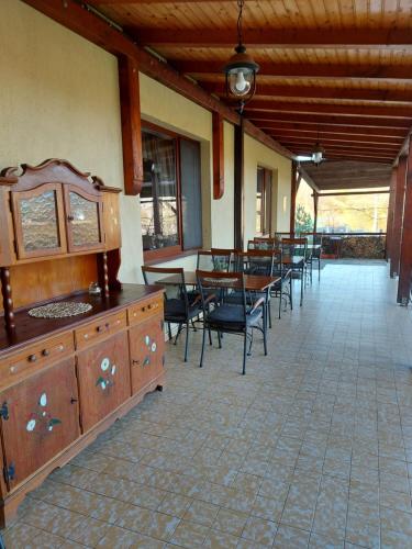 Un comedor con mesas y sillas en un edificio. en Kolpinghaus, en Caransebeş