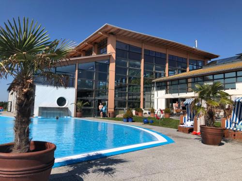 Piscina de la sau aproape de Studio-Apartment Ankerplatz im Ferien-Resort Rügen