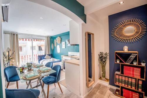une cuisine et un salon avec une table et des chaises dans l'établissement 4 couchages Climatisé Direct Plage wifi parking, à Antibes