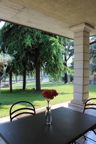 a table with a vase with a flower in it at B&B Villa Verona Bike in Buttapietra