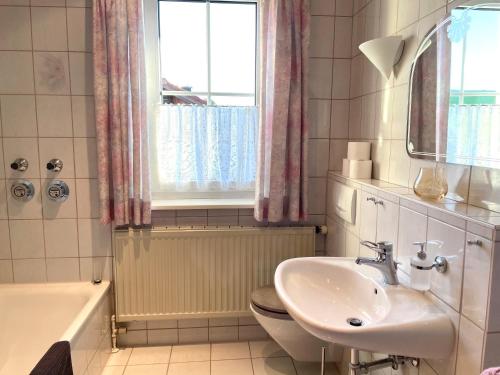 A bathroom at Kuschelige Ferienwohnung mit Balkon & Free Wifi