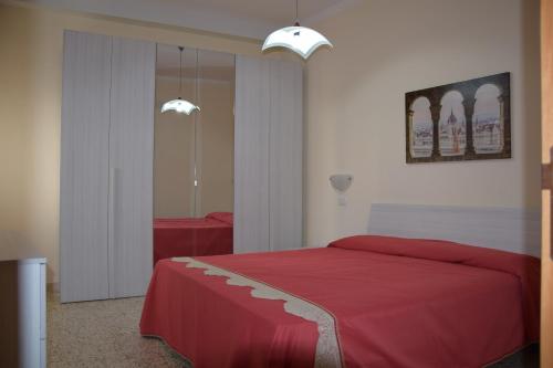 加里波利的住宿－Casa Vacanza Gallipoli，一间卧室配有红色的床和红色毯子