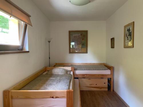 een kamer met 2 bedden en een raam bij Chata Vysoká Štola Nejdek in Nejdek
